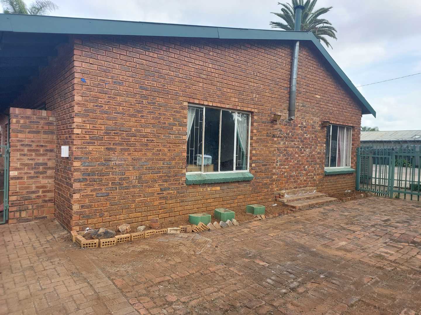 4 Bedroom House in Claremont, Pretoria For Sale for R 1,370,000 2192602