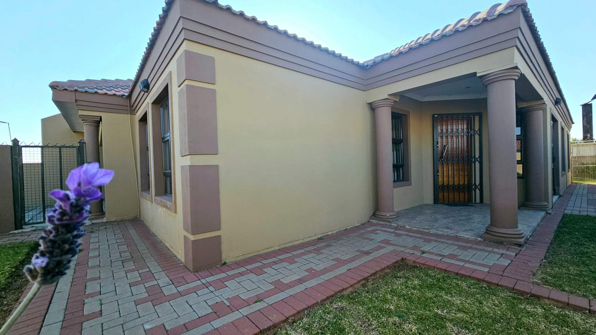 Luxurious House for Sale in Vista Park Modern Elegance and Upscale