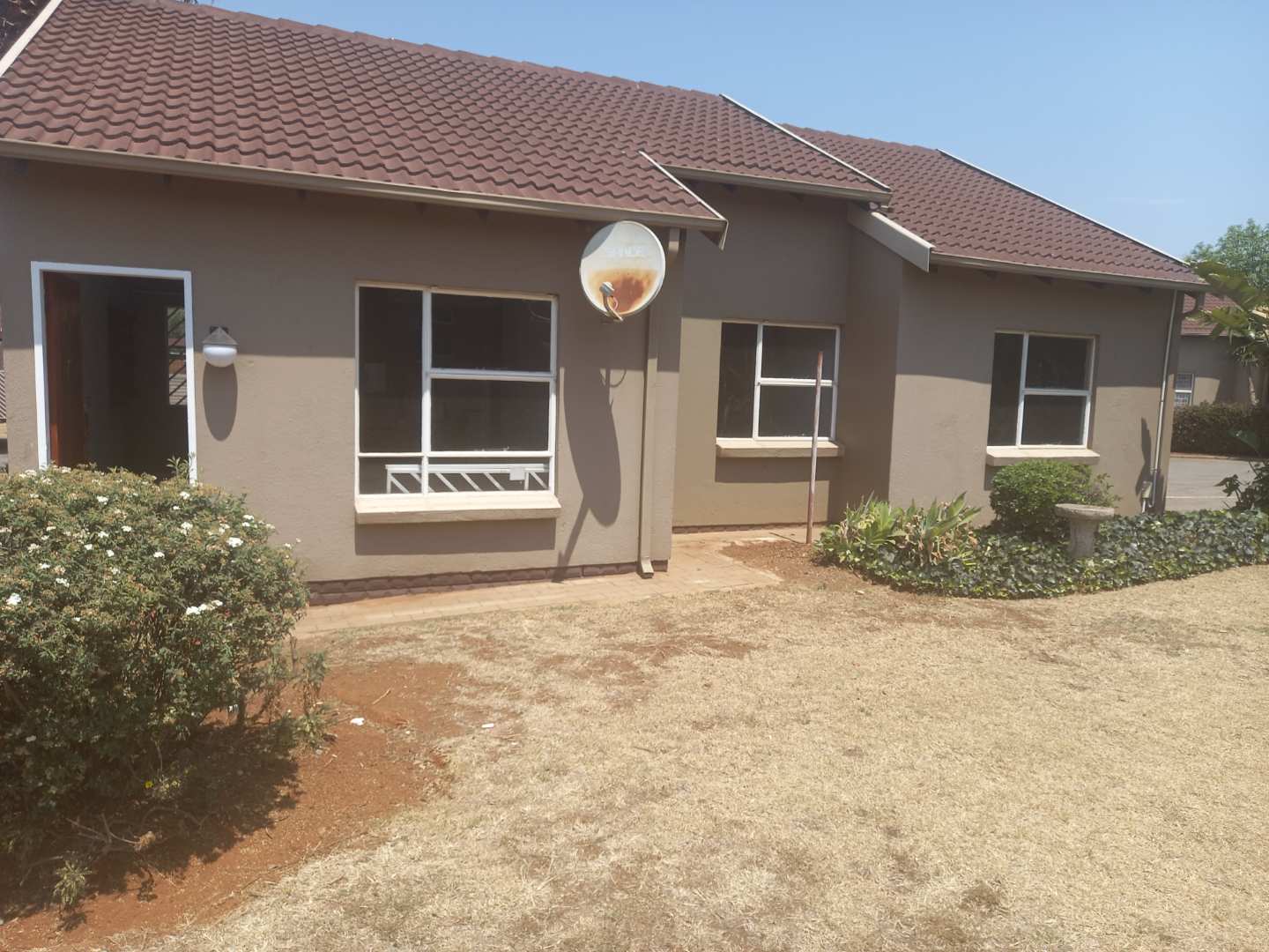 For Sale Cluster in Pomona with pool, 3 beds, 2 baths, secure parking