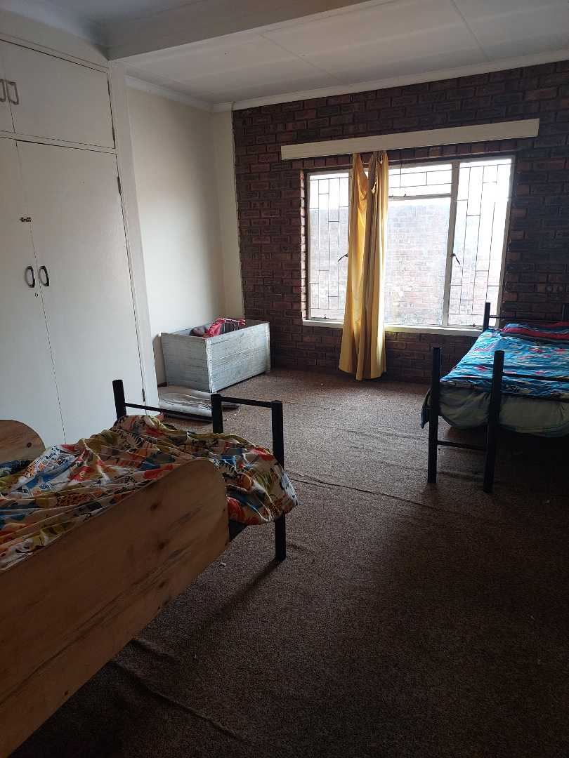 4 Bedroom House in Claremont, Pretoria For Sale for R 1,370,000 2192602