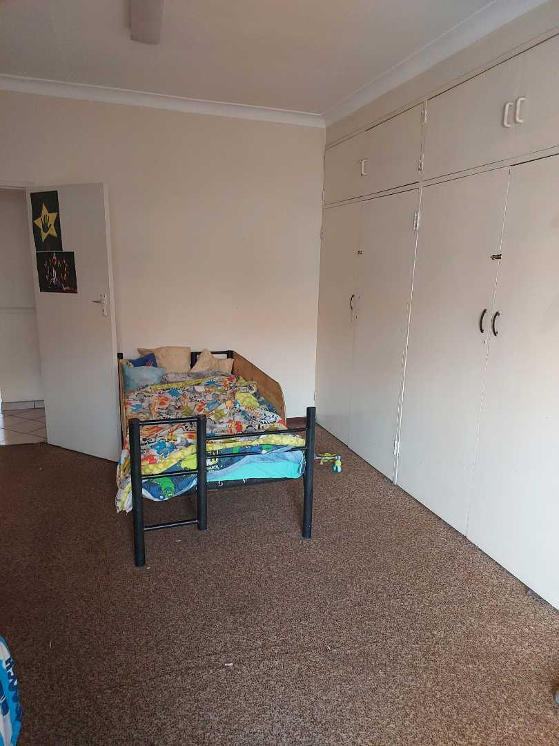 4 Bedroom House in Claremont, Pretoria For Sale for R 1,370,000 2192602