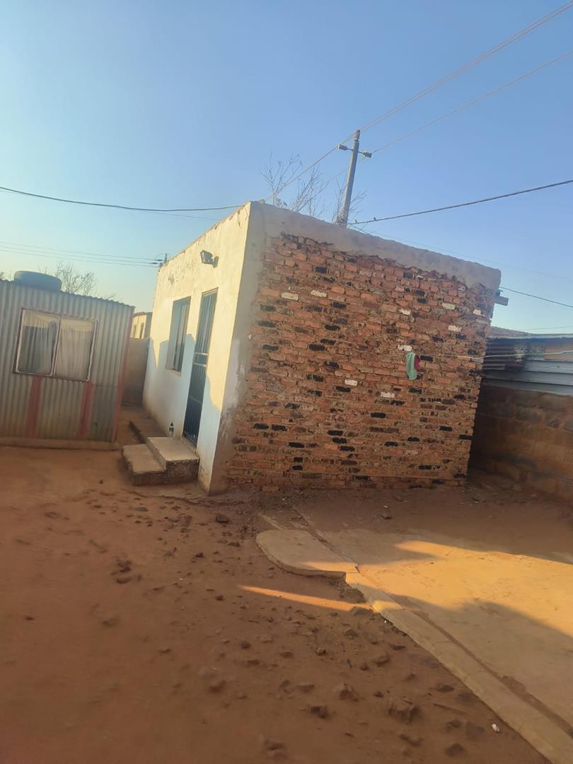 Twobedroom house in Thulani for sale with garage and outdoor toilet