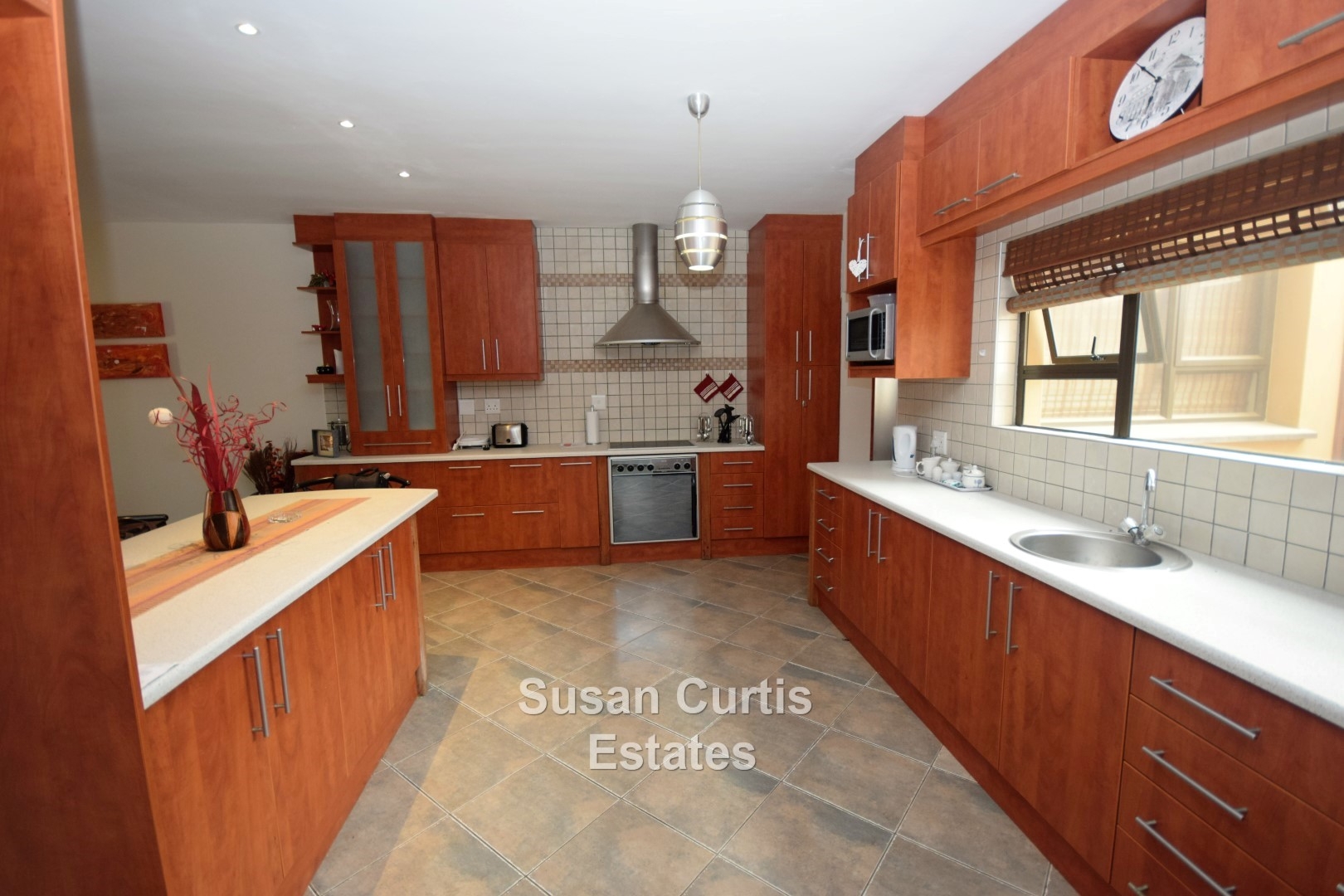SPACIOUS KITCHEN WITH LOTS OF CUPBOARDS
