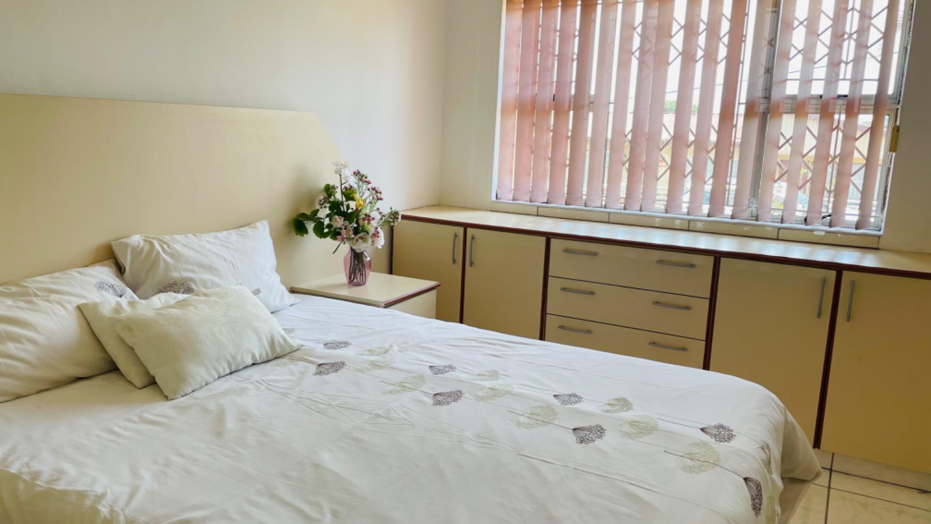 6 Bedroom House in Merebank, Durban For Sale for R 1,750,000 2197089