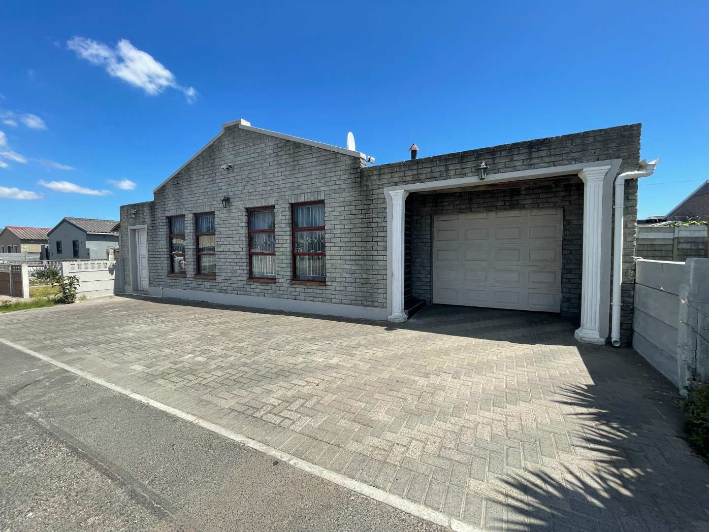 3 Bedroom House in Pelican Park, Cape Town Sold for R 1,495,000 2100267