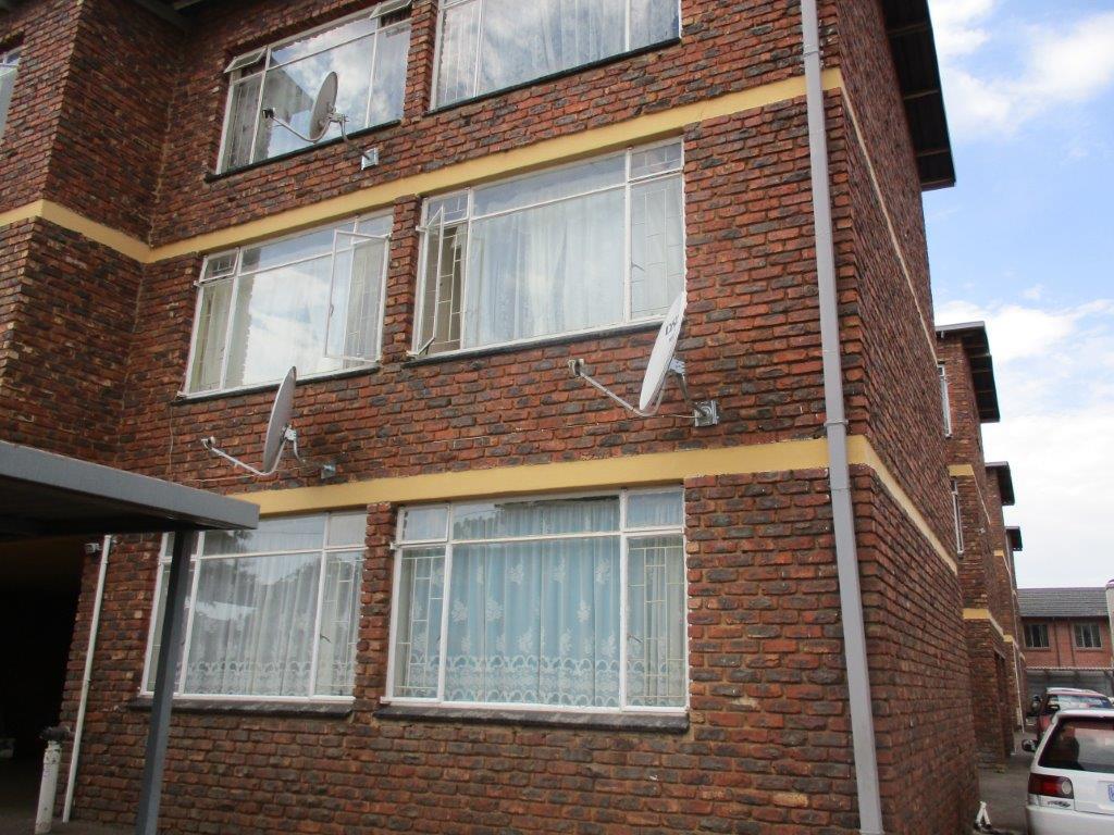 Bachelor apartment to rent in Daspoort, featuring kitchen, living area