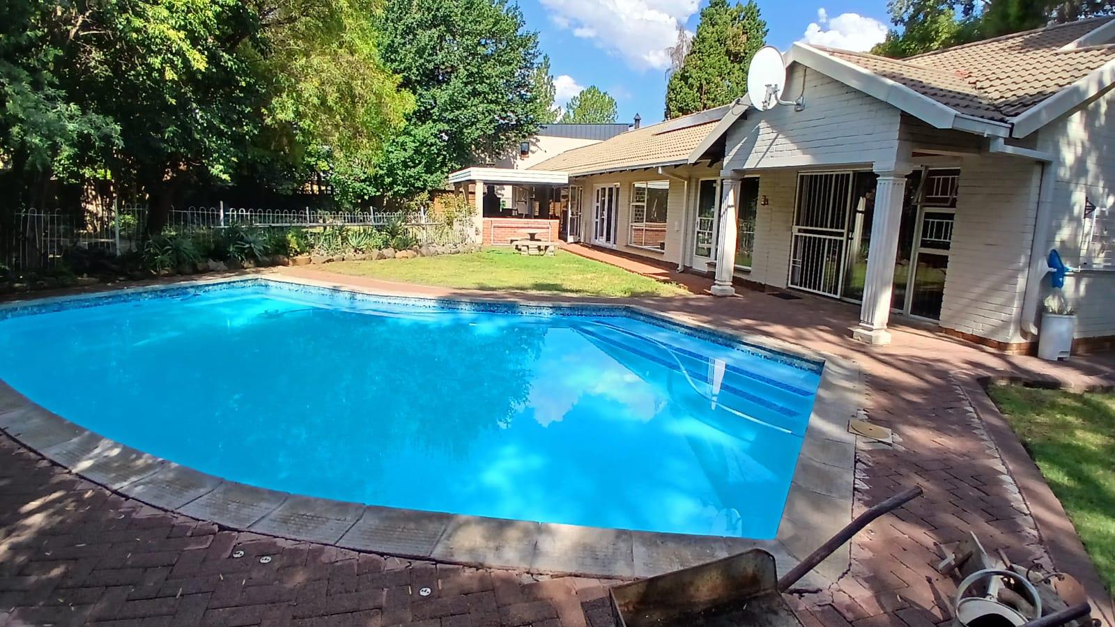 Brandwag House For Sale: Pool, flatlet, garden, parking, solar system