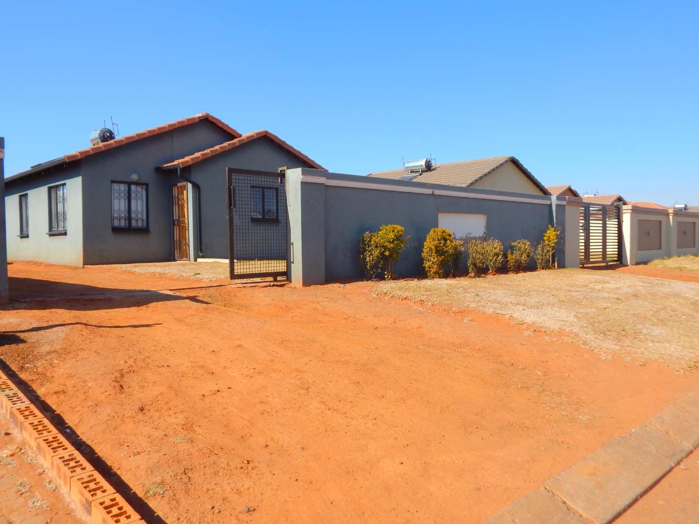 Spacious Protea Glen House for Sale: 3 Bedrooms, Open Plan Living, Room ...