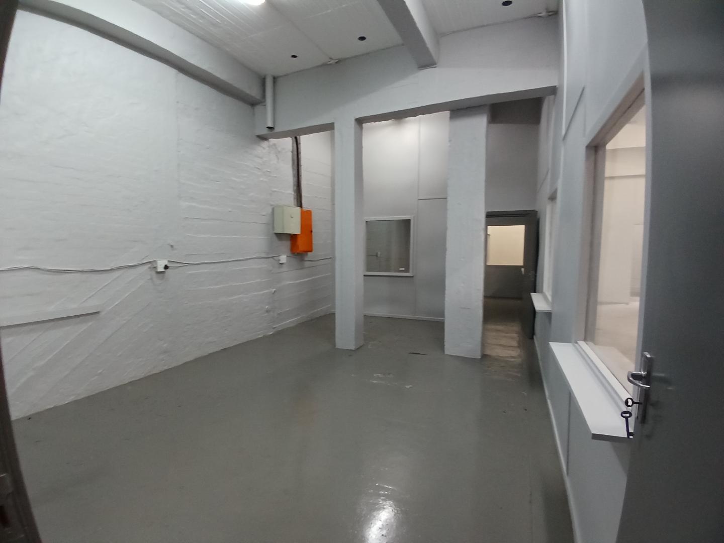 Industrial warehouse in Congella to rent with offices, kitchen, and