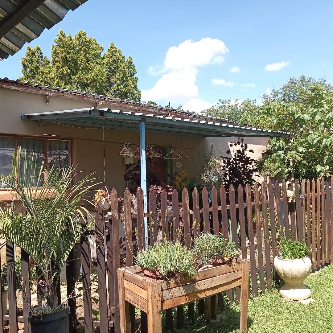 For Sale East Lynne House with 4 Bachelor Flats & Strong Rental