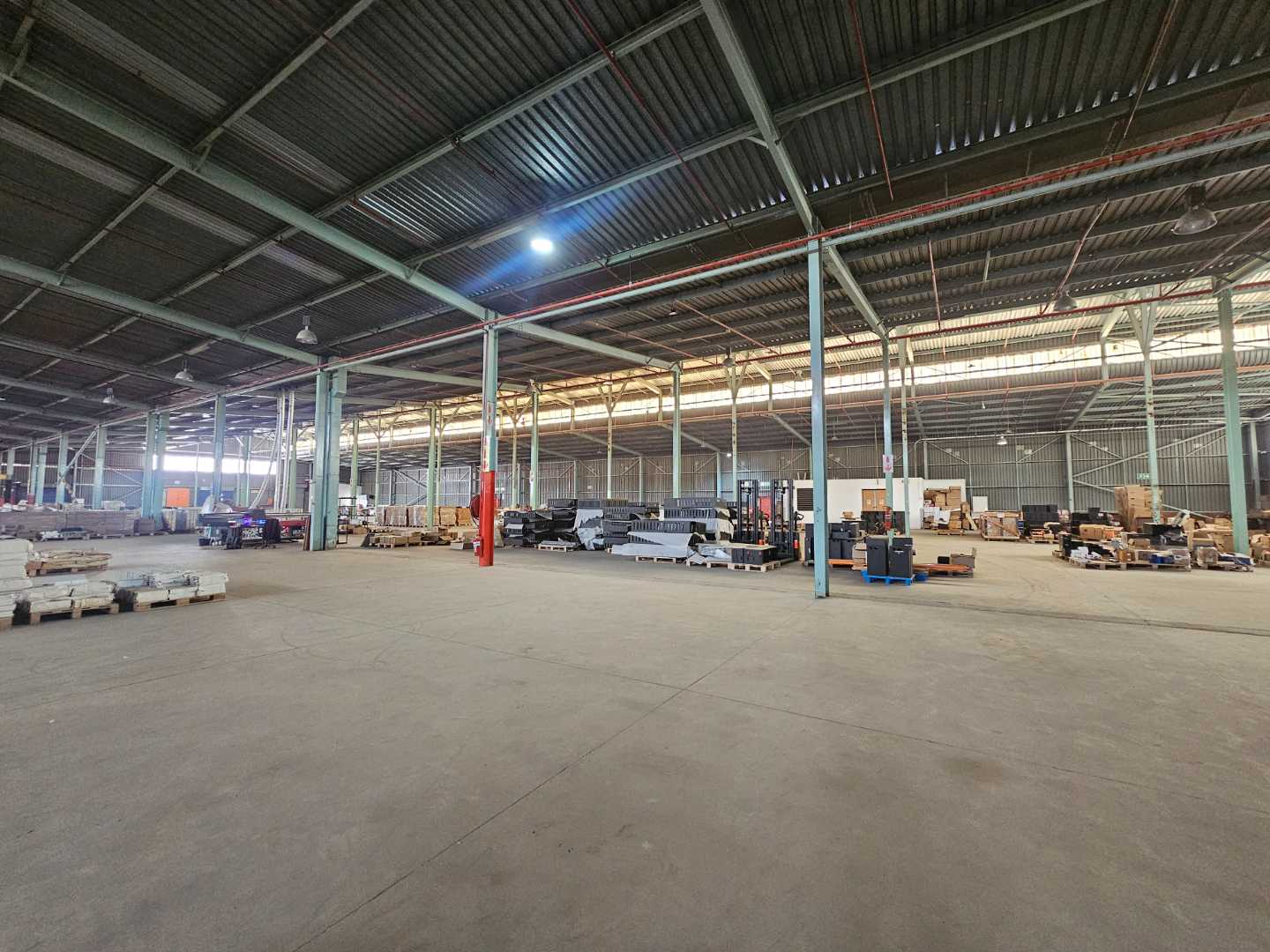 To Rent 7,567sqm Industrial Warehouse in Denver with office, power