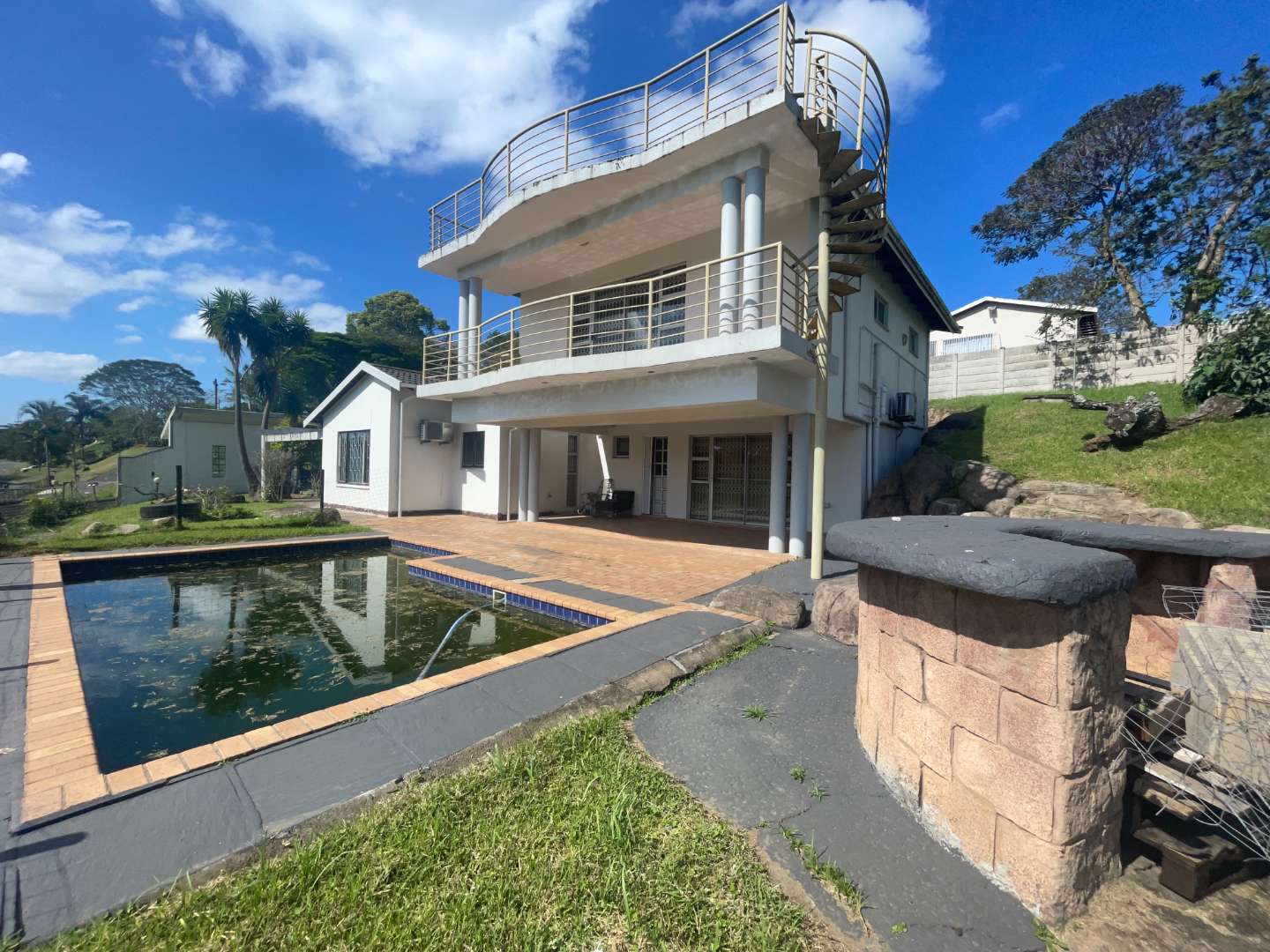 5 Bedroom House in Sarnia For Sale R2,399,000 2329267