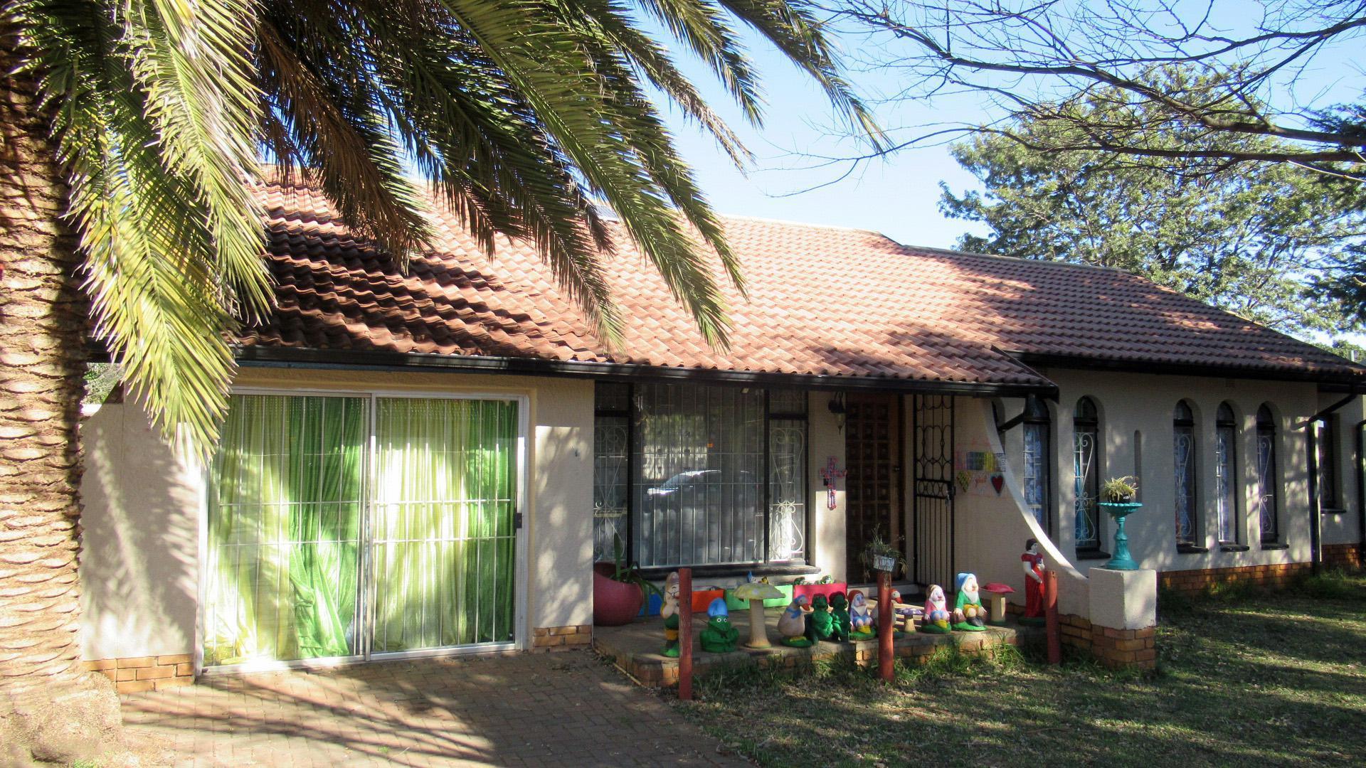 Family haven in Groeneweide 3bed house with pool, carport, and