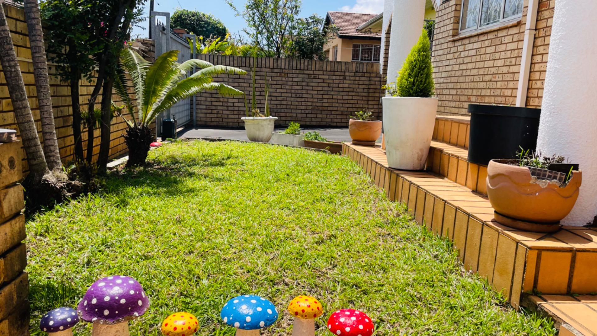 6 Bedroom House in Merebank, Durban For Sale for R 1,750,000 2197089