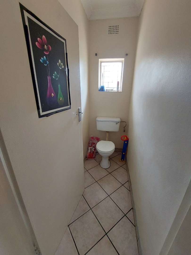 4 Bedroom House in Claremont, Pretoria For Sale for R 1,370,000 2192602