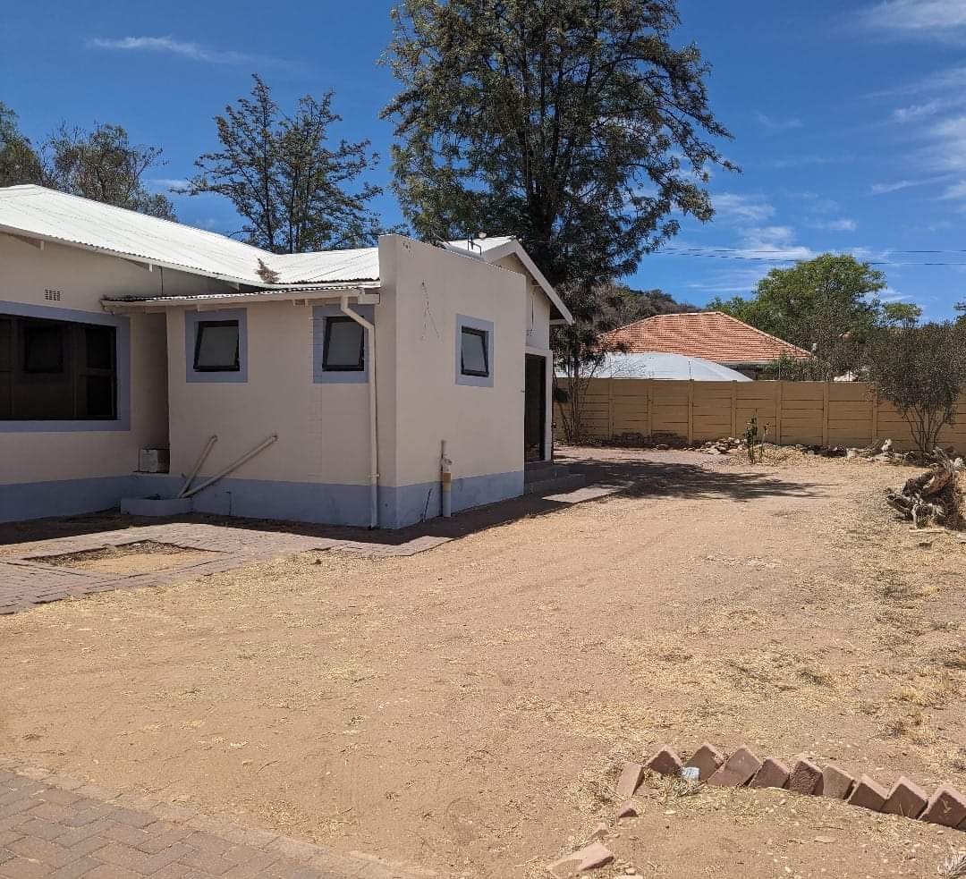 Eros Gem Spacious House with Office Potential, Fireplace, and Outdoor