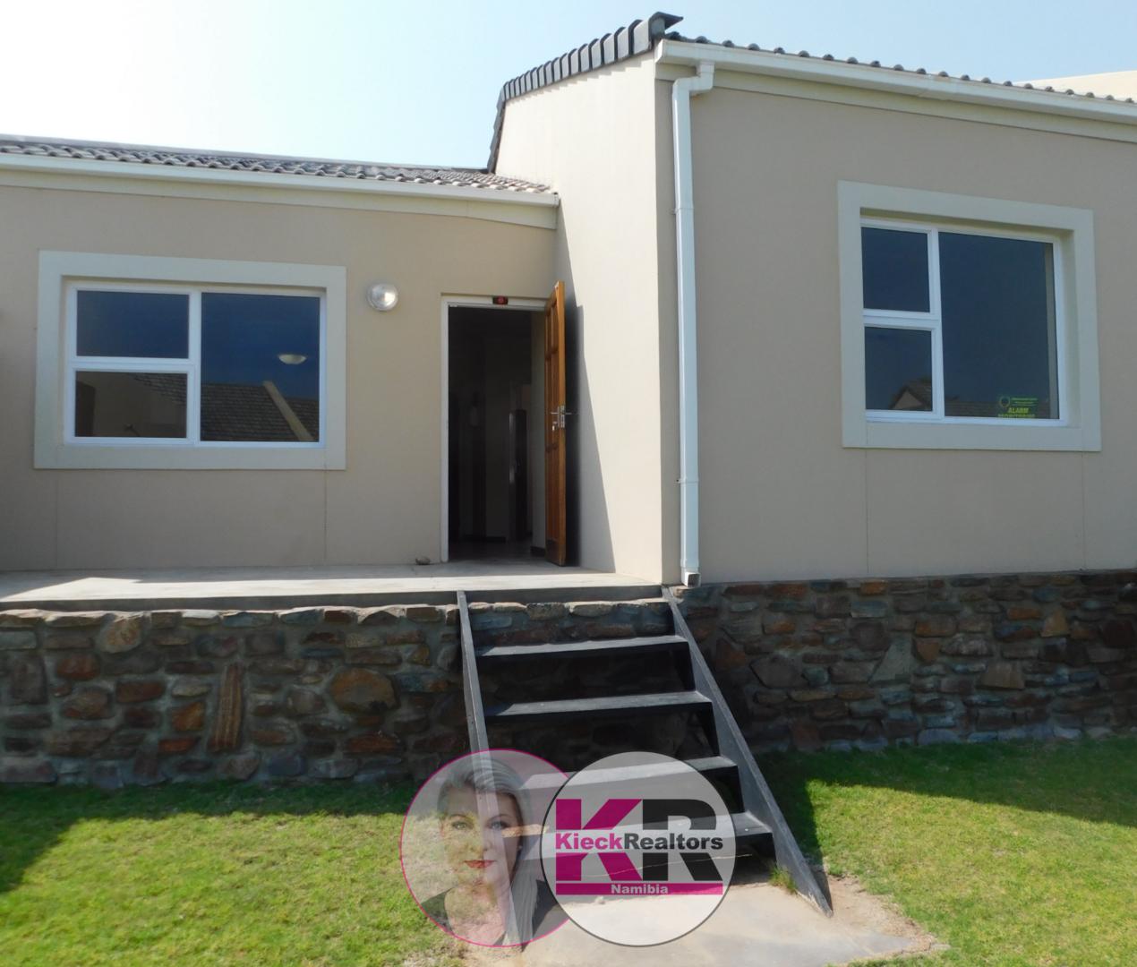 2 Bedroom Townhouse To Rent in Long Beach, steps from the beach, garden