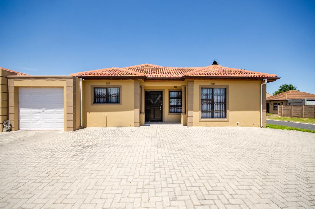 3 Bedroom House in Hagley, Kuils River For Sale for R 1,600,000 2204621