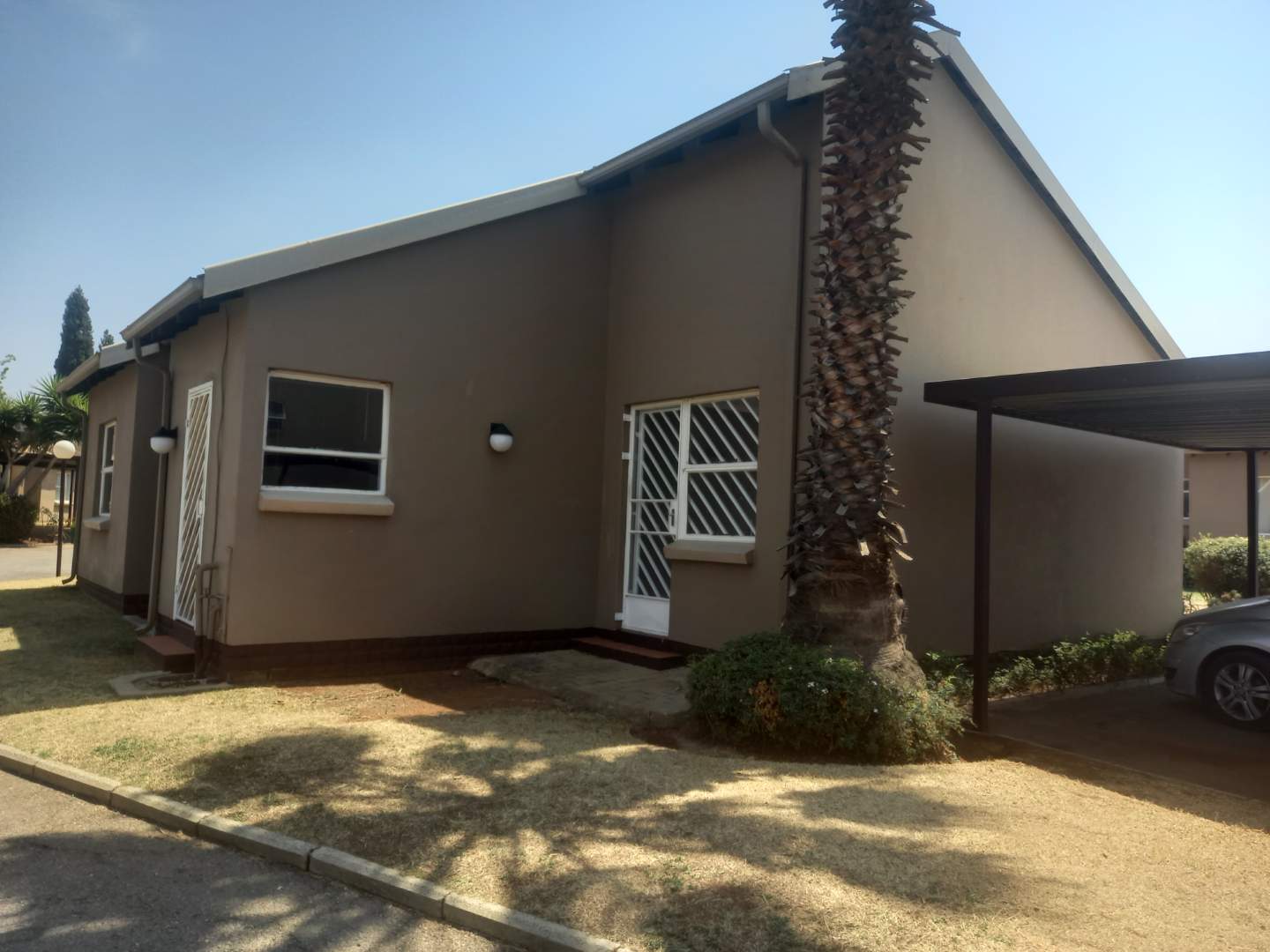 For Sale Cluster in Pomona with pool, 3 beds, 2 baths, secure parking