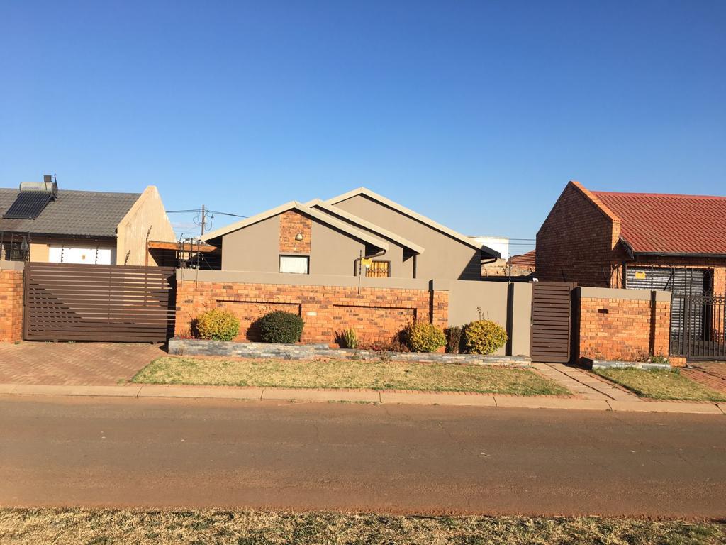 Inviting House For Sale in Dobsonville Ext 2 Ideal for Families