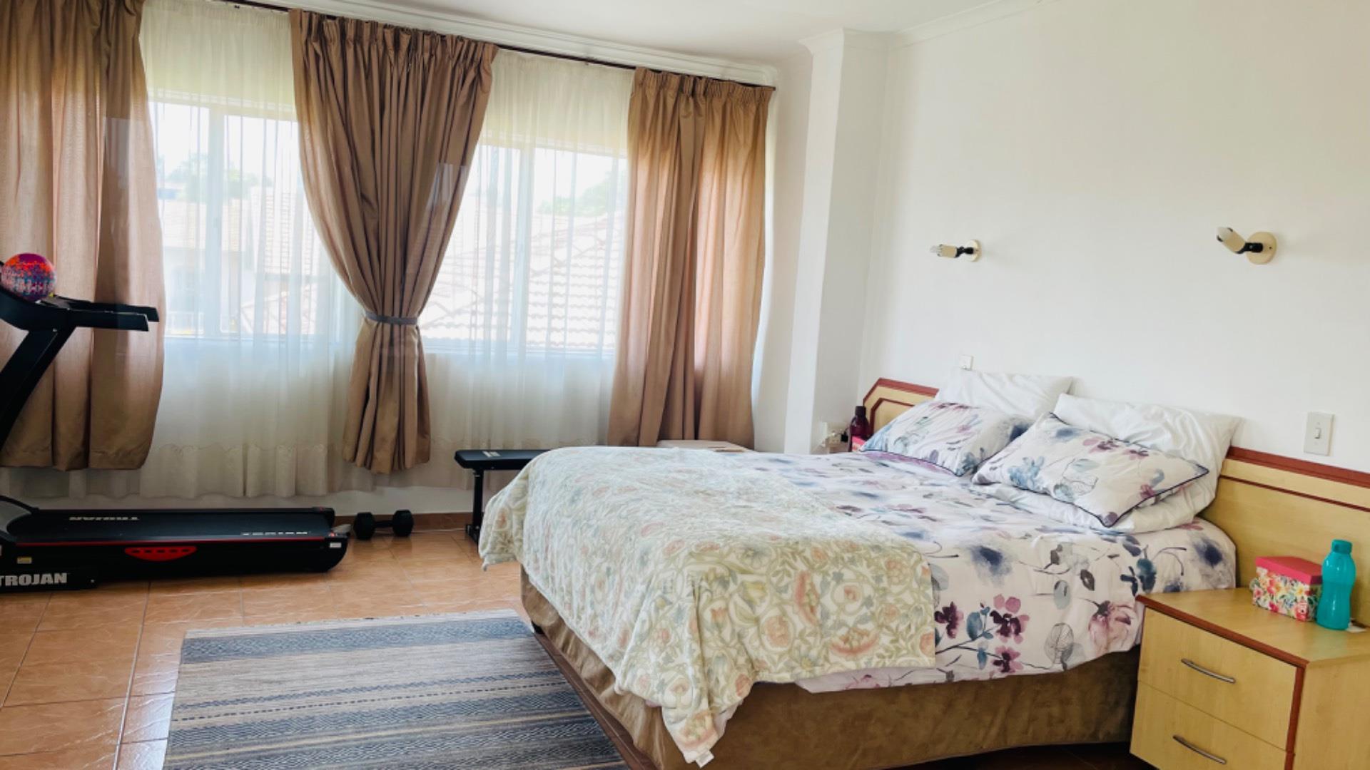 6 Bedroom House in Merebank, Durban For Sale for R 1,750,000 2197089