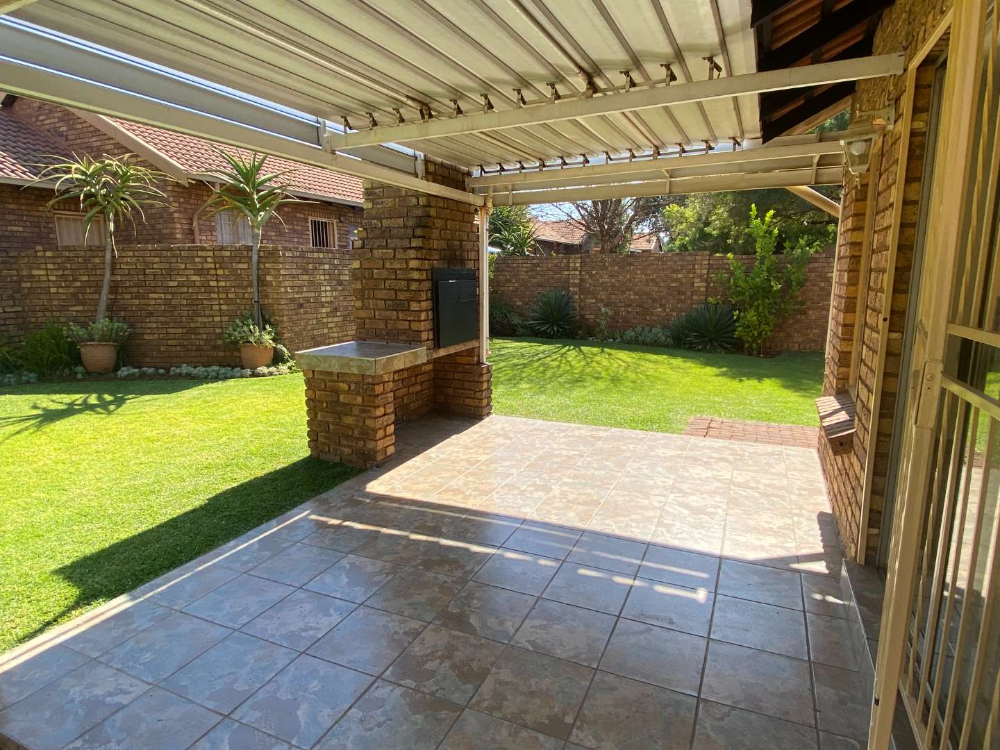 Renovated 2 Bedroom Townhouse For Sale, Pierre Van Ryneveld 2081112