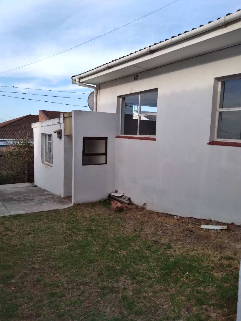 3 Bedroom House in Parkside, Port Elizabeth Pending Sale for R