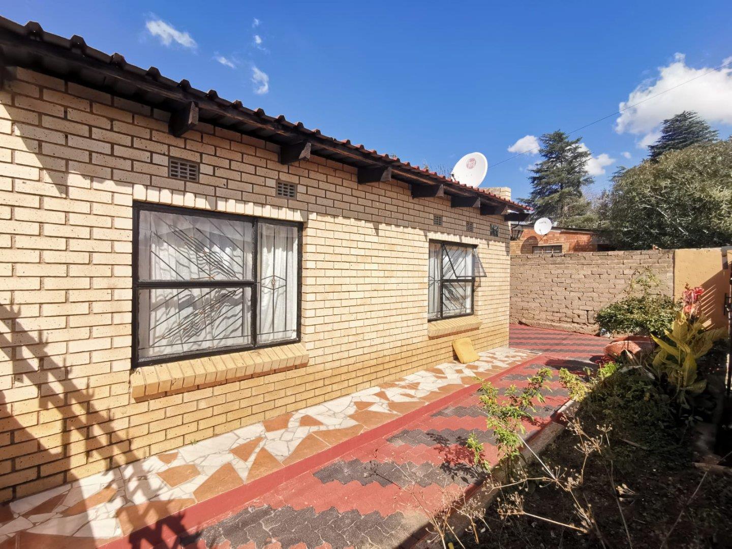 2 Bedroom House in Mofolo Central, Soweto For Sale for R690,000 2028567 RE/MAX 2000