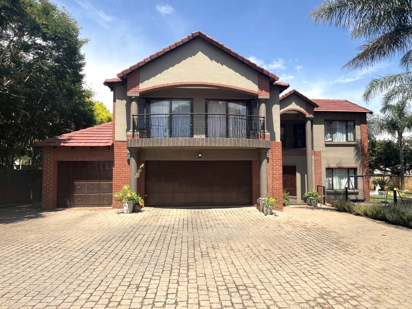 For Sale Spacious House in The Wilds with Pool, Clubhouse, and 24Hour