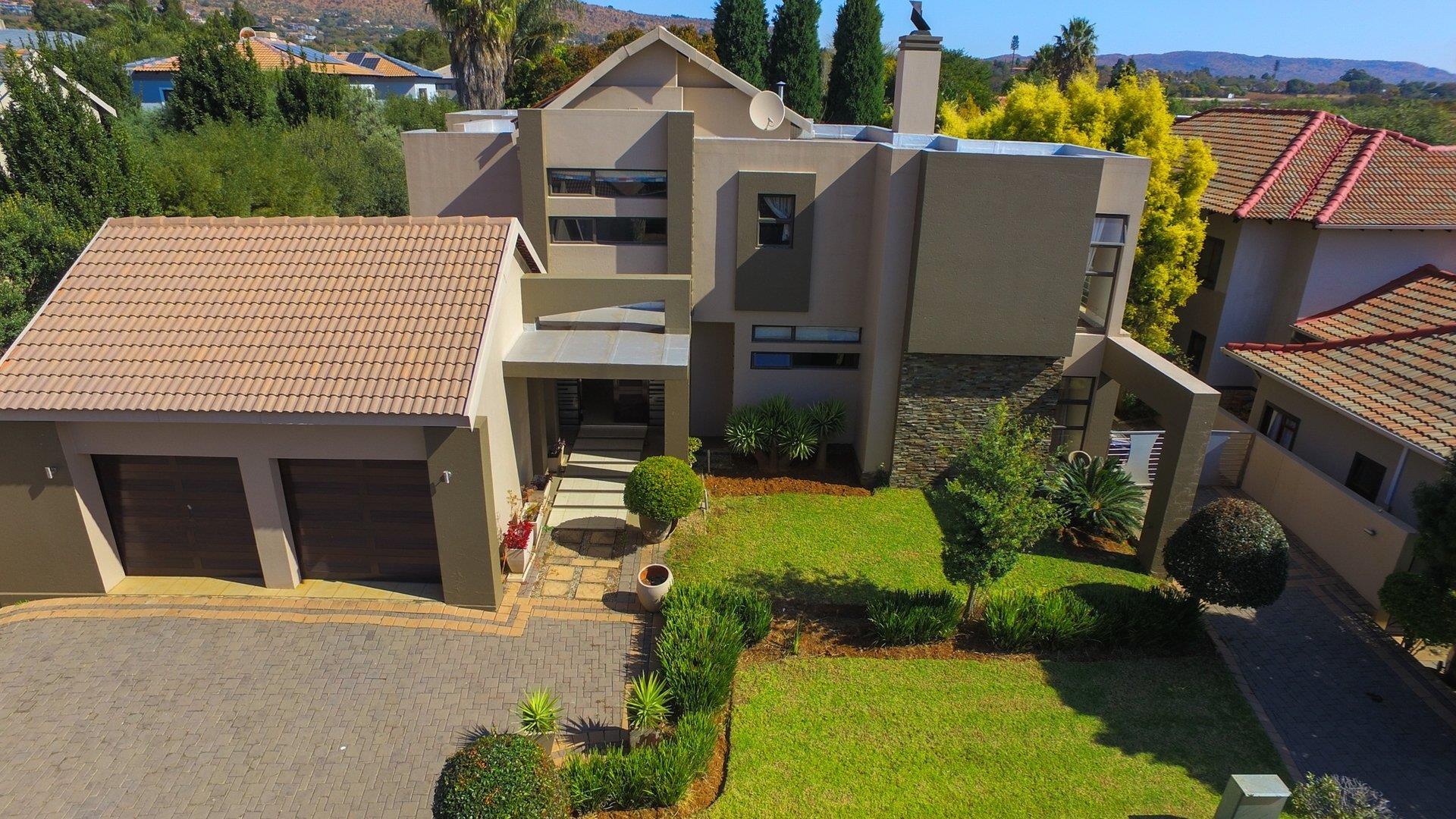 Modern 5Bedroom House For Sale in Ruimsig Golf Estate 2166811