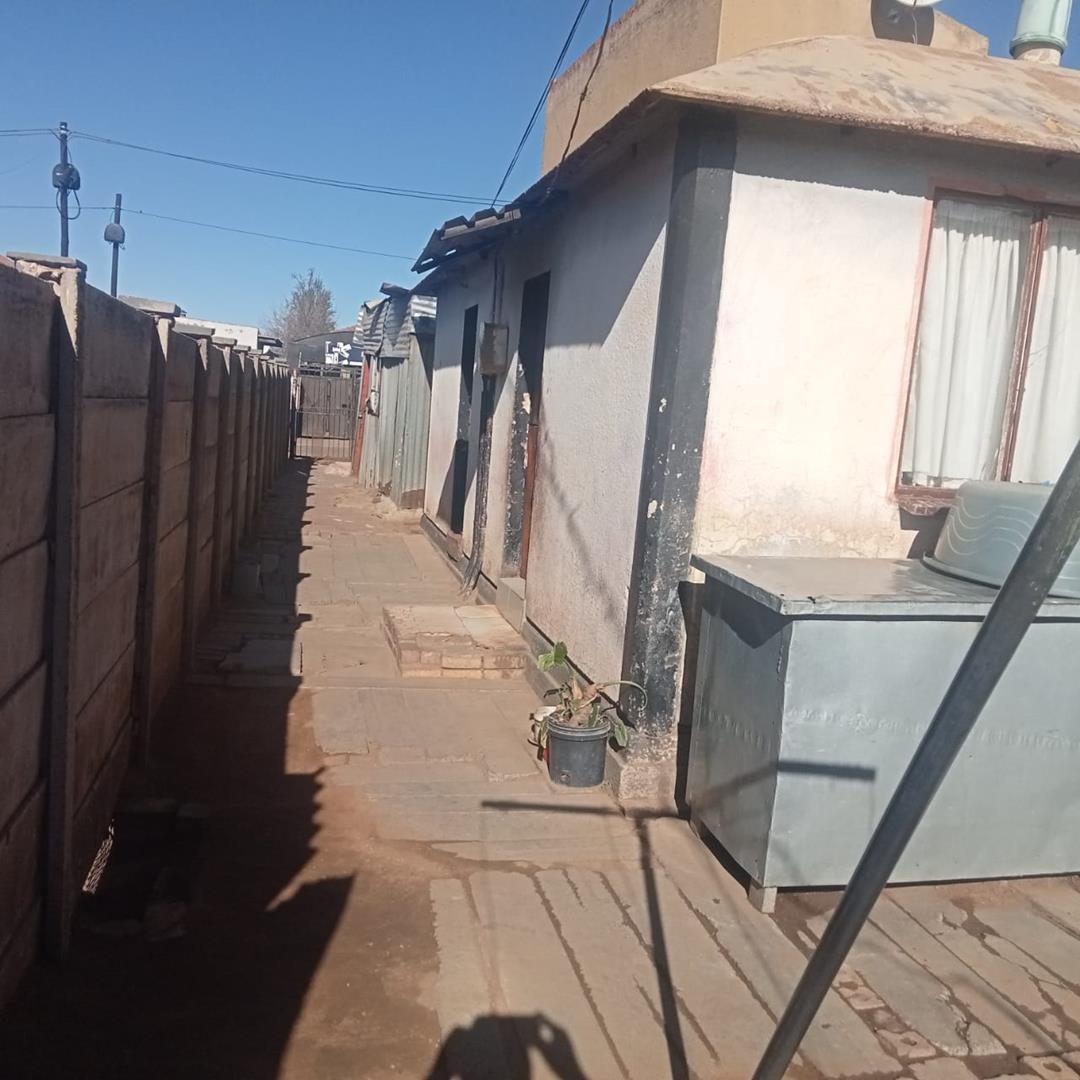 Jabavu House For Sale 1 Bedroom, Kitchen, Outdoor Toilet, Two Rooms