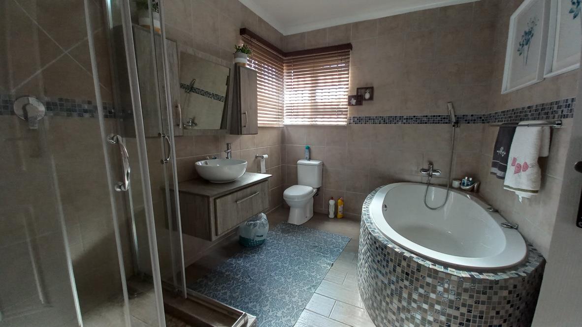 Bloemfontein House For Sale in Somerton Estate, Bloemfontein was