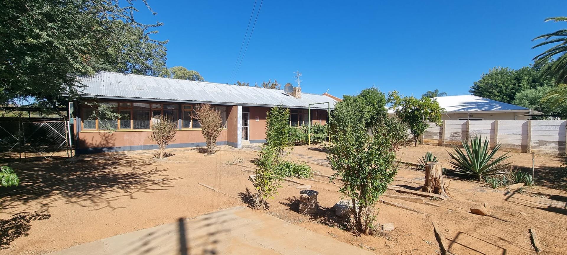 Spacious 3Bedroom House with Flatlet For Sale in Suiderhof 2191887