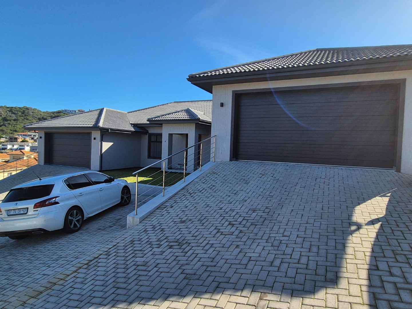 Spacious 4Bedroom House with Pool and 6 Garages For Sale in Island