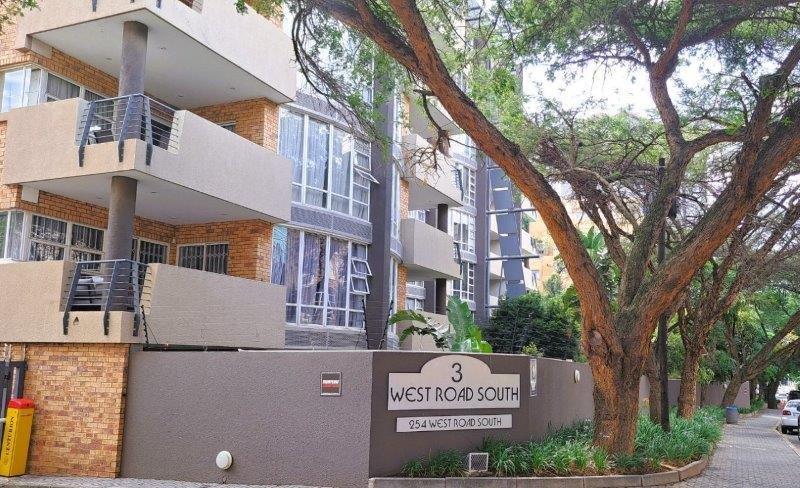 2 bed 2 bath in luxuary apartment block in the heart of Sandton