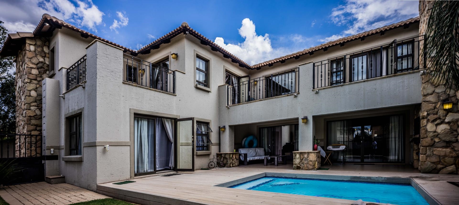 Modern House For Sale in Ruimsig Country Estate, MoveIn Ready