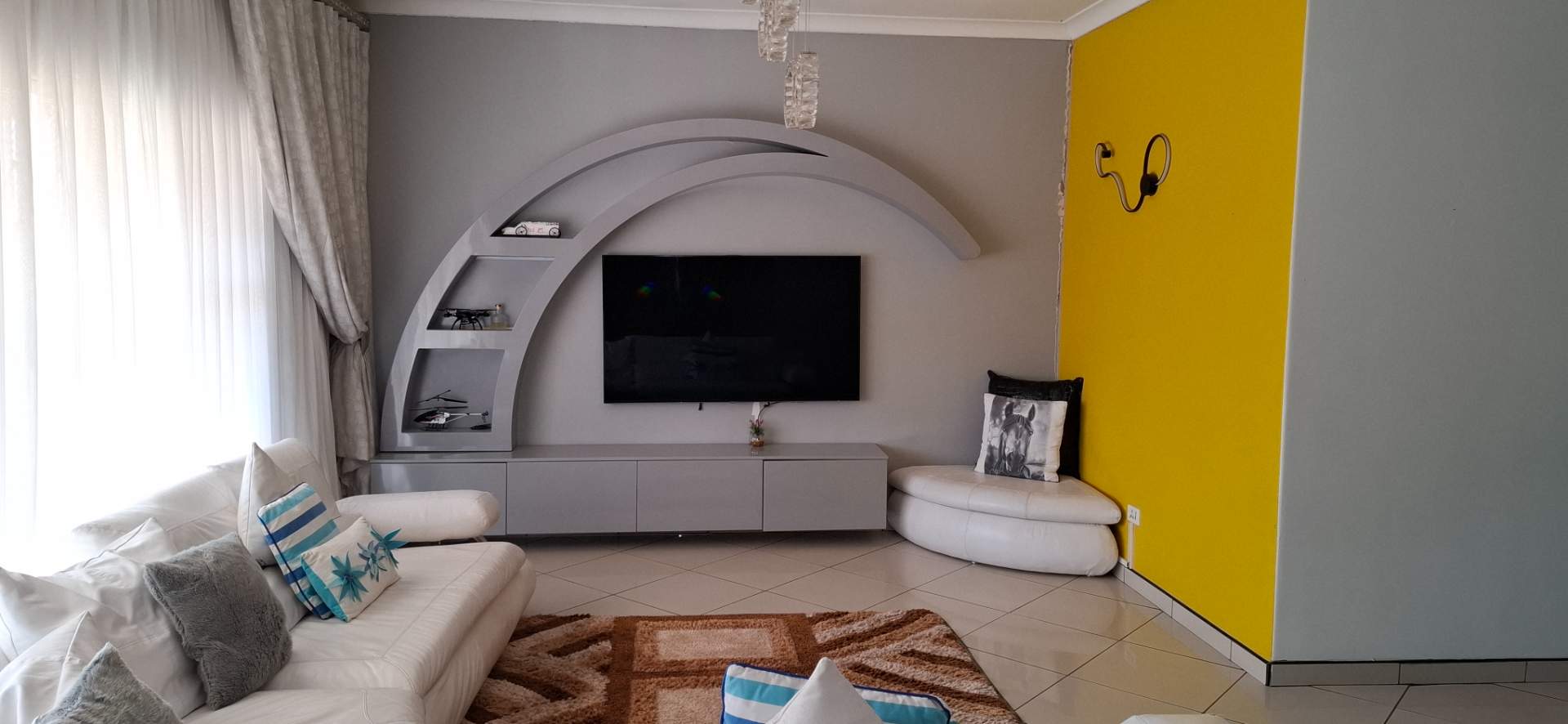 House To Rent in Tulisa Park 4 beds, pool, flatlet, solar power, double garage. 2325247