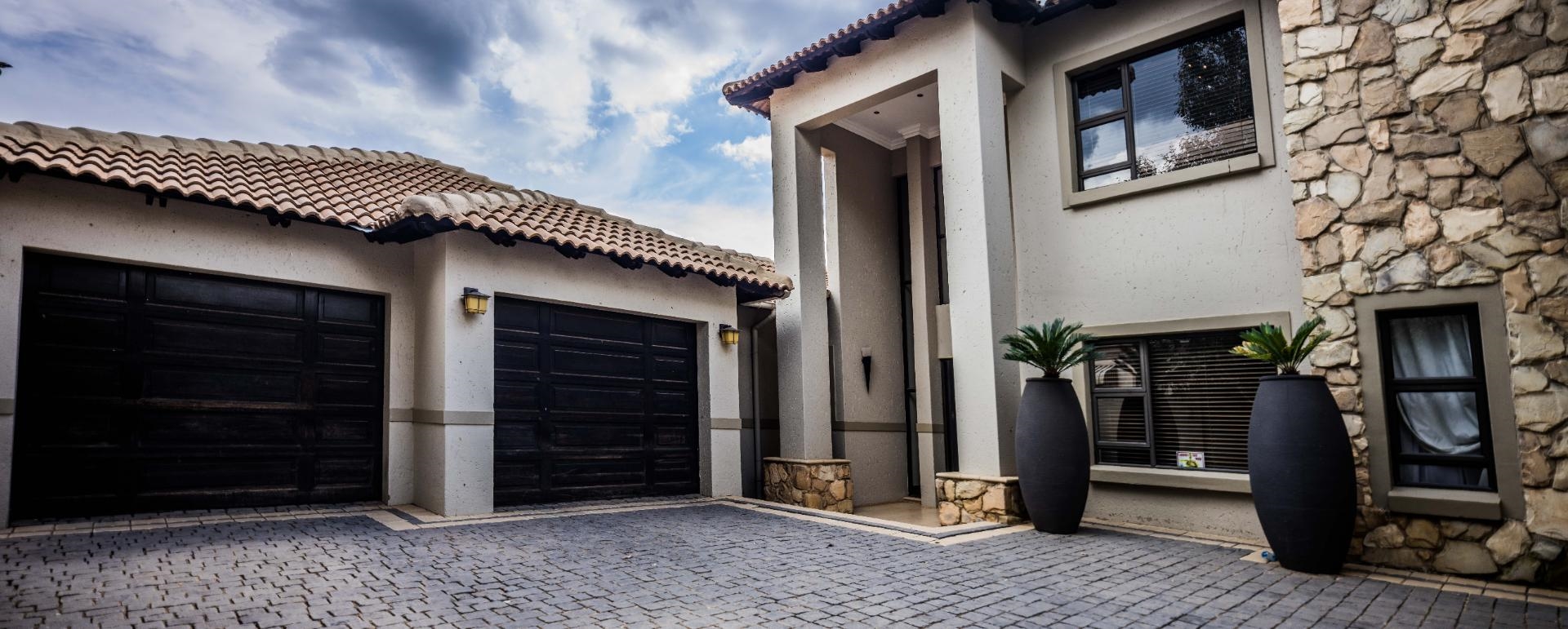 Modern House For Sale in Ruimsig Country Estate, MoveIn Ready
