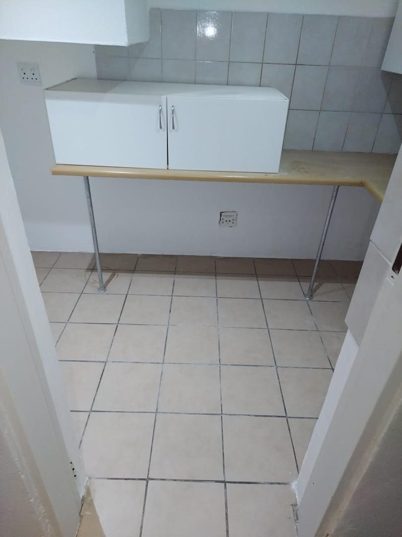 Cottage To Rent in Highlands North 1 bedroom, secure parking, close to