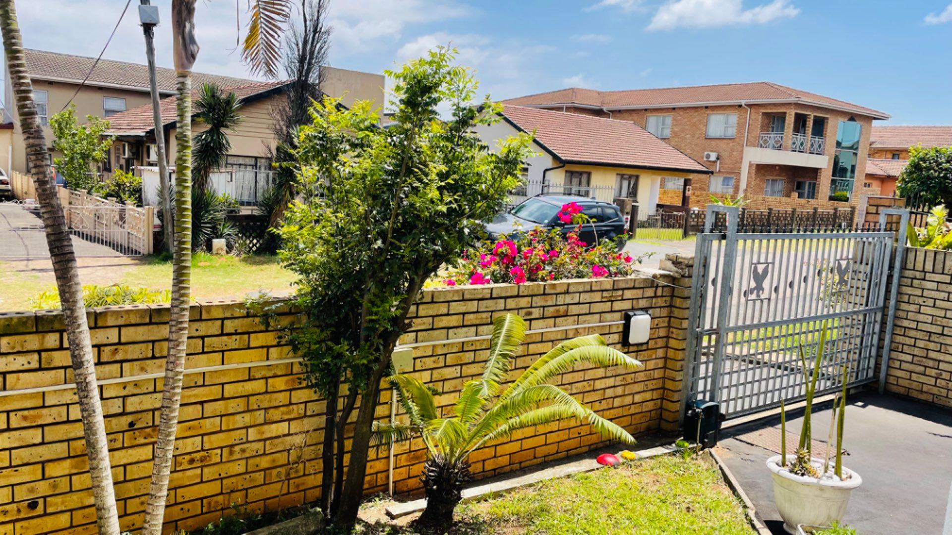6 Bedroom House in Merebank, Durban For Sale for R 1,750,000 2197089