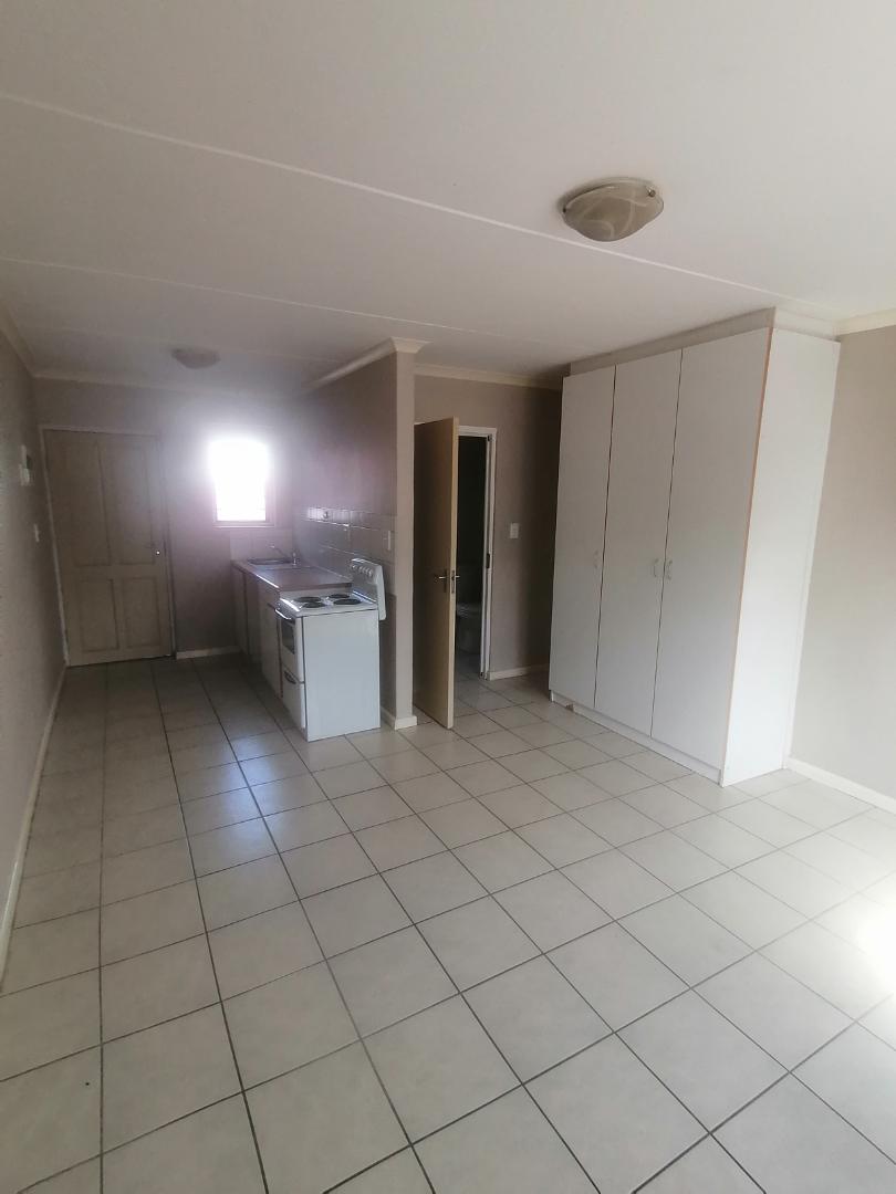 Unfurnished studio apartment to let in Maitland 