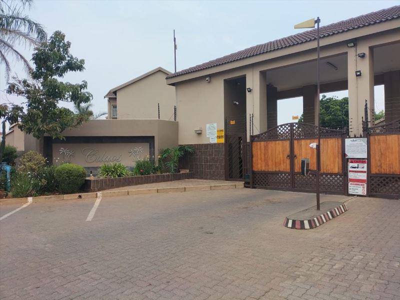 For Sale Cluster in Pomona with pool, 3 beds, 2 baths, secure parking