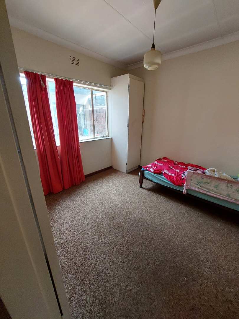 4 Bedroom House in Claremont, Pretoria For Sale for R 1,370,000 2192602