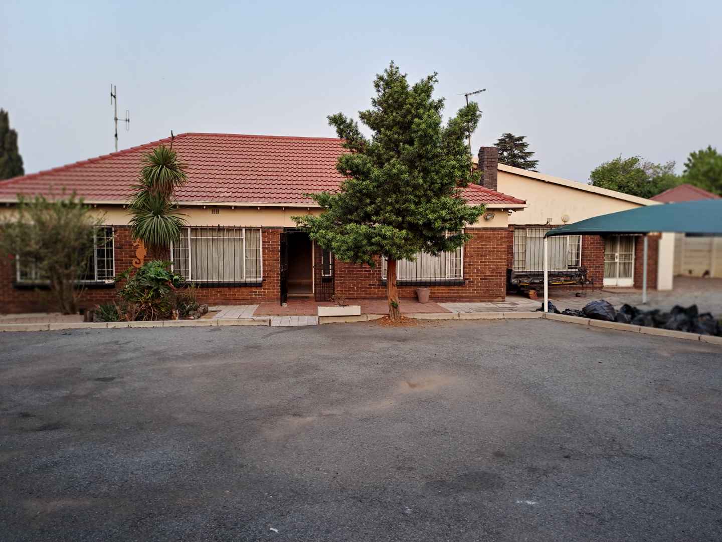 Spacious House To Rent in Hurlyvale with Separate Entrances & Flatlet