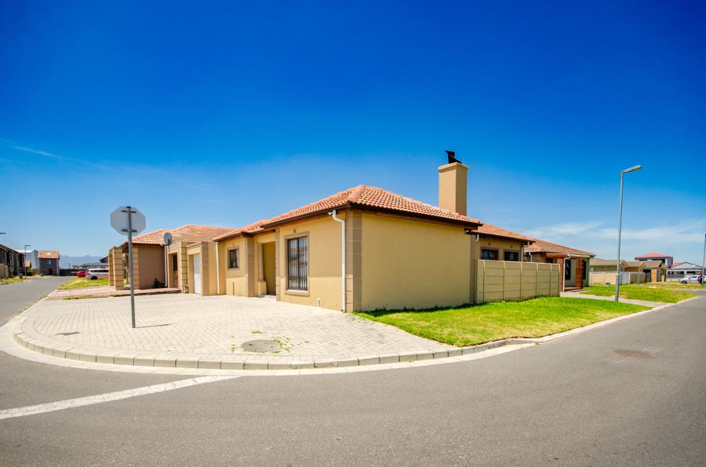 3 Bedroom House in Hagley, Kuils River For Sale for R 1,600,000 2204621