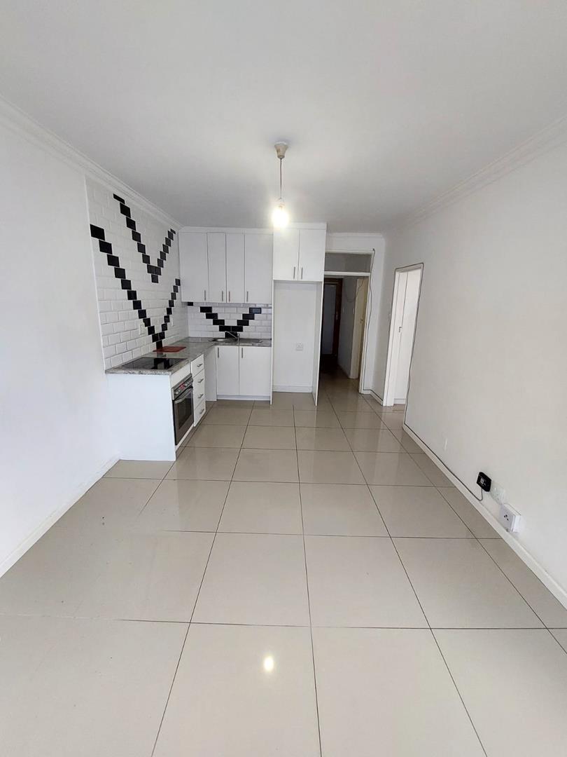 Unfurnished two bedroom apartment to let in Cape Town City Centre 