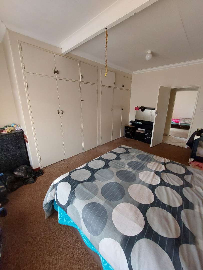 4 Bedroom House in Claremont, Pretoria For Sale for R 1,370,000 2192602