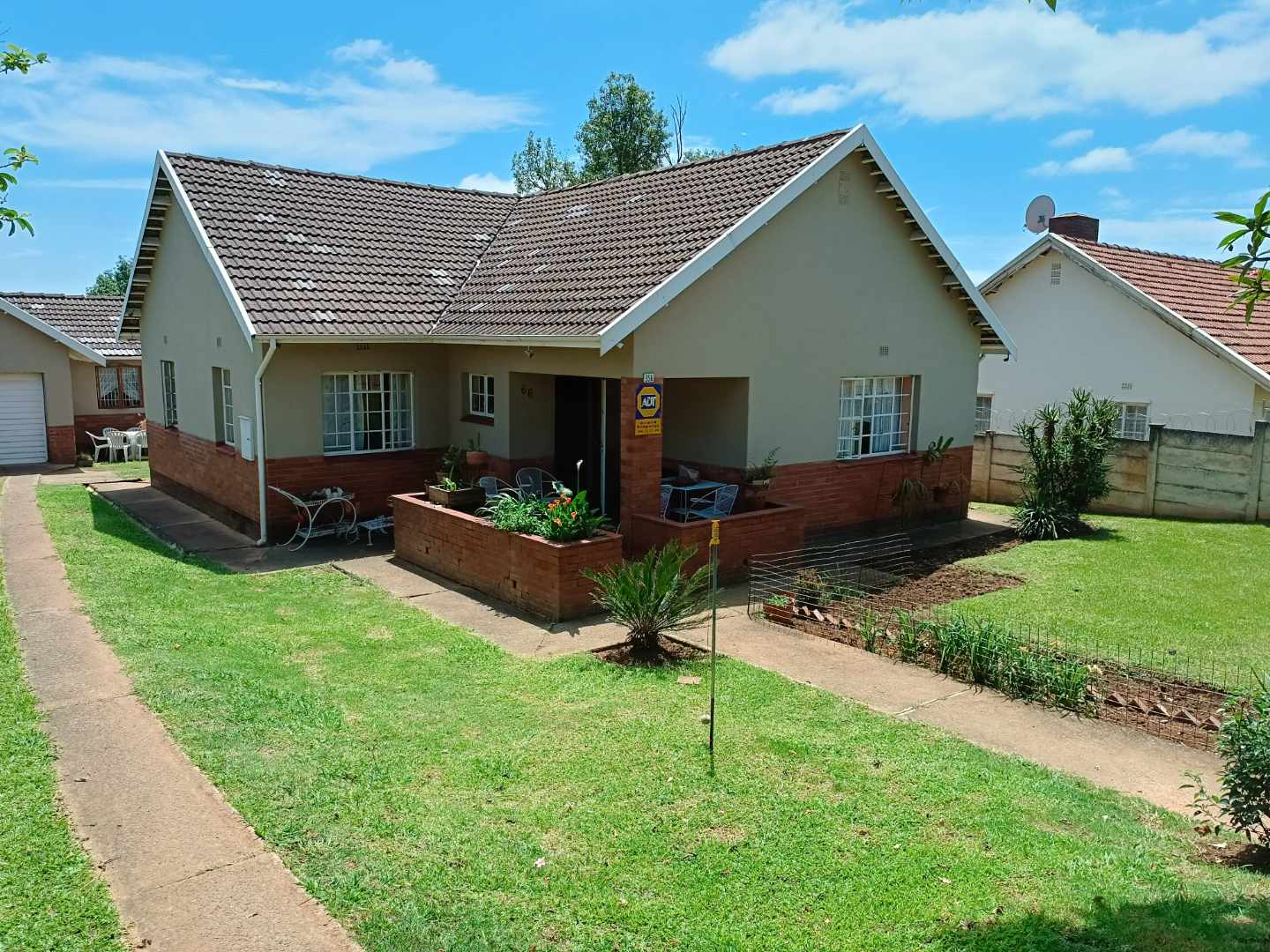 Charming House for Sale in Napierville with Modern Kitchen and Bachelor