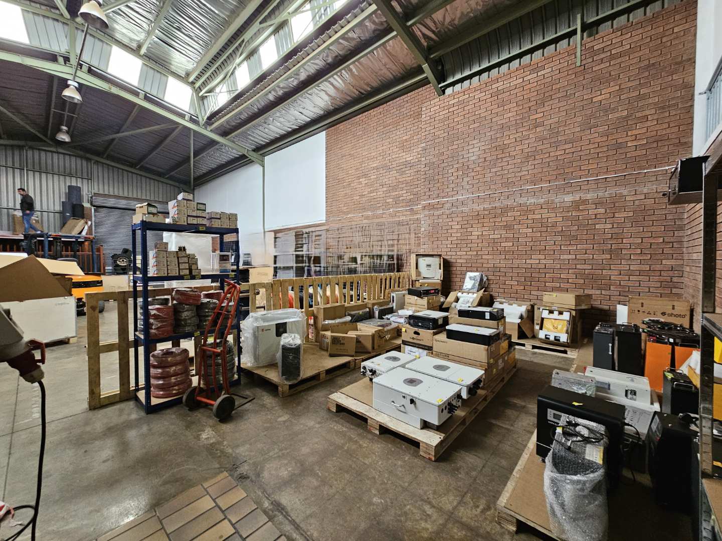 Industrial Unit To Rent in Jet Park 357sqm, 3Phase power, office space