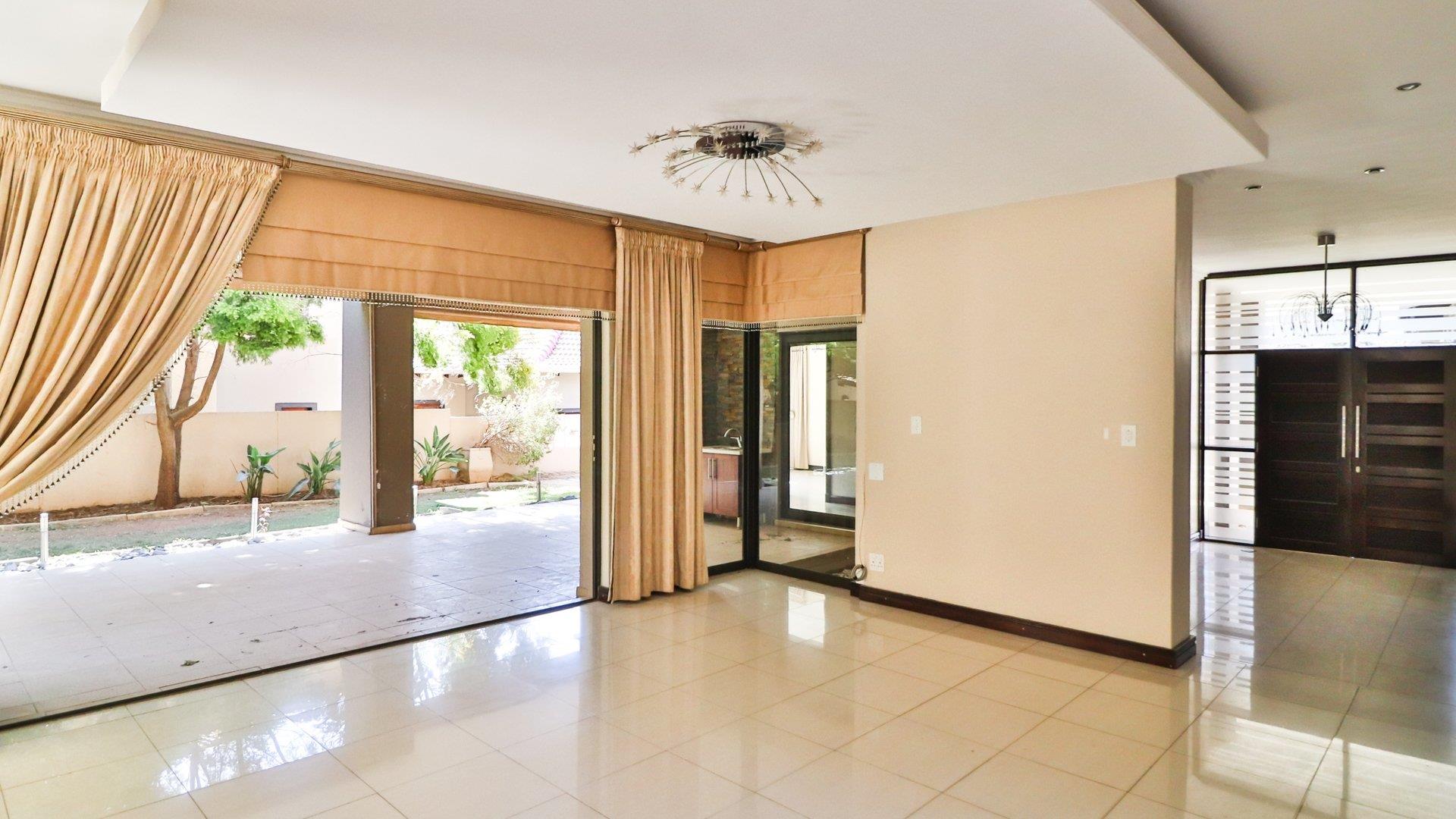 Modern 5Bedroom House For Sale in Ruimsig Golf Estate 2166811